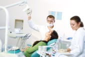 Zobozdravnik in sestra z pacientom